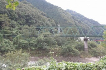 キャンプ場横にはわたらせ渓谷鐵道の橋が架かる。