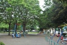 きれいに整備され緑で囲まれた遊具広場は、とても遊びやすい。