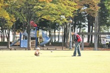 芝生広場でボール遊び