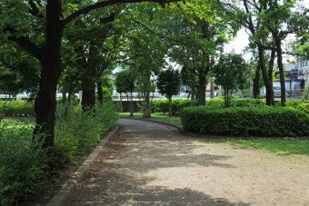 芝生広場をまわる散歩道
