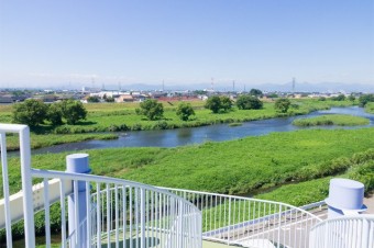 スライダーの頂上から見る広瀬川の景色