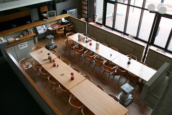 食堂：食事の他にもくつろぎの場所として