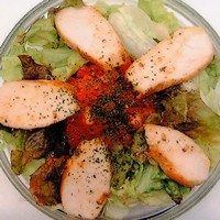 ▲ ルームスサラダ（チキン）