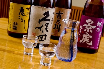 各地の地酒を取り揃えております。