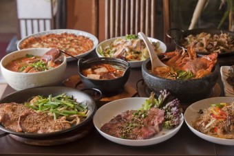 50種類を超える本場の韓国料理をご堪能下さい。