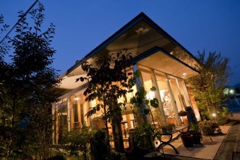 桐生市郊外に佇むカフェ風のお店です。