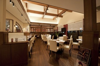 天井が高い広々とした店内