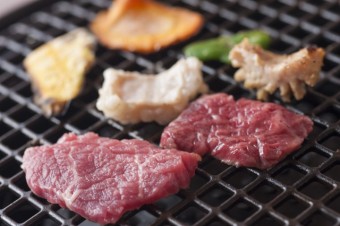 焼き網とロストルの良いとこどりのフラットネット♪遠赤外線効果でお肉もおいしく焼き上がります！