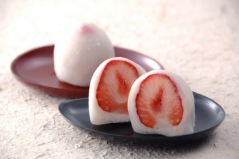 京言葉の「稚児」と「苺」を重ねあわせた人気の『ちごもち』。