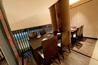 隣のテーブルとは布カーテンで仕切られています