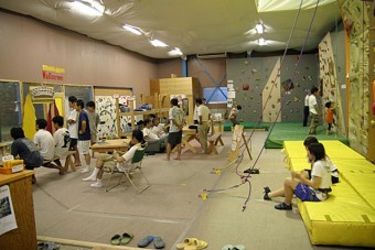 平日は夜11時までオープン