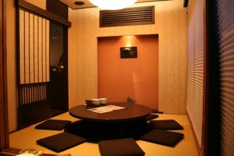 円卓の個室は少人数のご宴会に最適です（６名様）