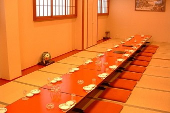 ２Ｆ・３Ｆには宴会場完備（最大１室５０名まで可）