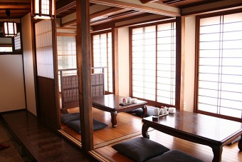 窓際の縁側スタイルの座敷（最大で１６名）
