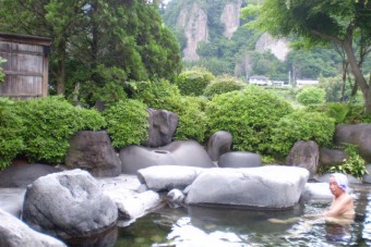 自然石の露天の向こうに岩井堂山を望む。まるで借景のよう
