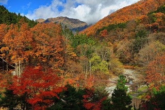 紅葉が彩る名峰･谷川。温泉からもこの眺めが