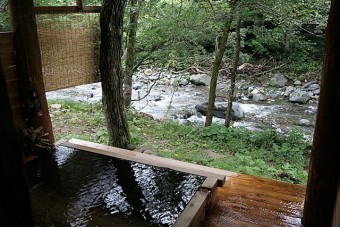 木ノ根沢渓流が目の前に迫る貸切露天風呂