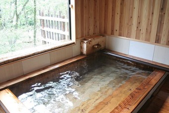 木造りの風呂。入浴時間は2時間