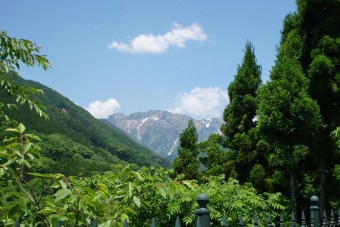 6月でも冠雪が見える谷川岳