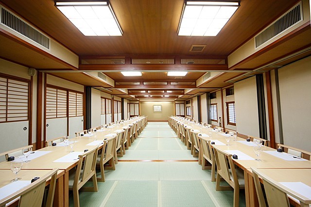 お座敷にローテーブルとローチェアーの宴会場でご年配の方でも楽にご利用頂けます（最大72名）