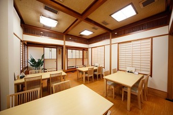 気軽に利用できるテーブル席