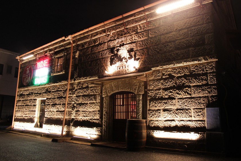 昭和初期に建てられた歴史的建造物とスタイリッシュバルの融合