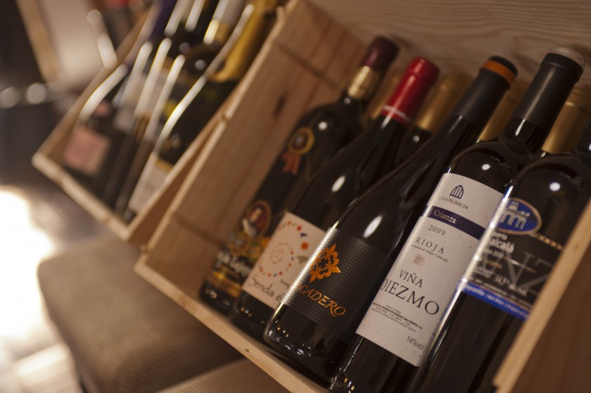 スペイン中心に20種以上品揃えされたワイン