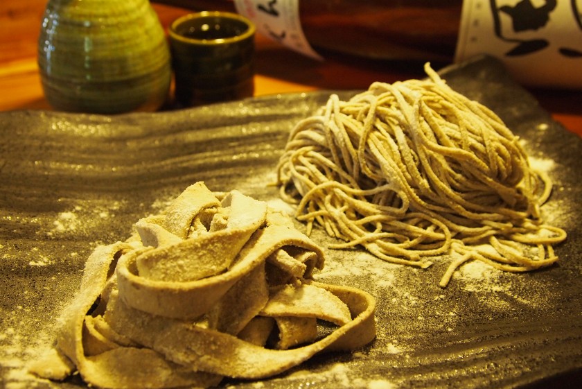 粗く挽いた風味豊かな田舎手打ち蕎麦