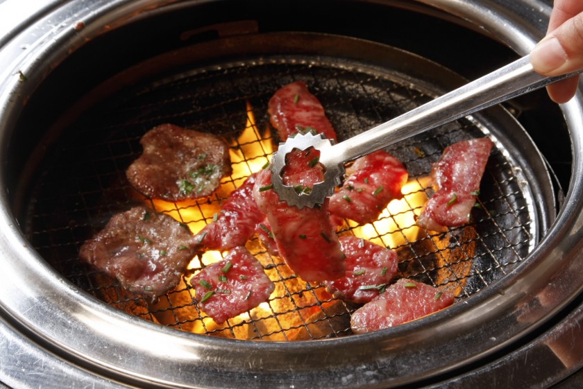 炭火で焼き上げる焼肉