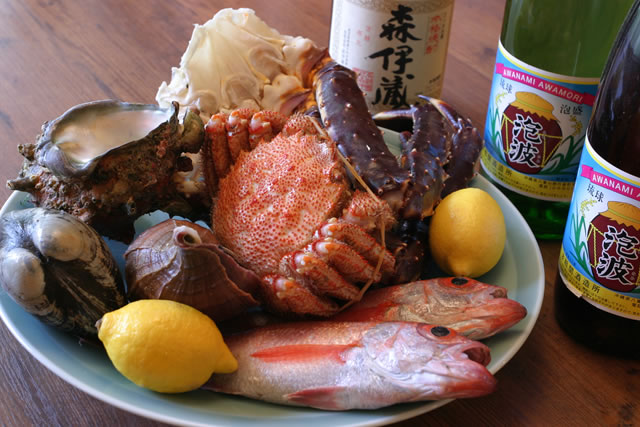 旬の天然魚介と地元産の食材を使用した料理