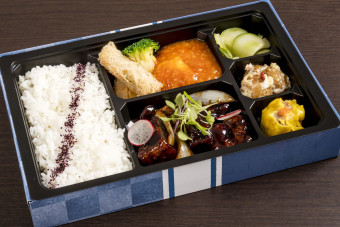 麦豚の黒酢酢豚と海老のチリソース弁当