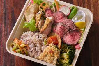 鶏もも肉炭火焼きと上州牛ステーキの合盛り弁当