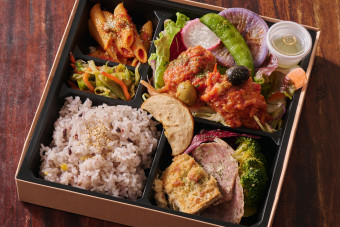 “上州地鶏”もも肉のトマト煮込みカチャトラ弁当