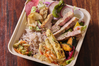 鶏もも肉の炭火焼きと渋川産まる豚グリルの合盛り弁当