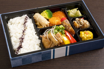 赤城鶏の油淋鶏と海老のチリソース弁当