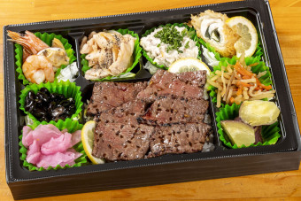 8種彩り惣菜と国産牛肩ロース炙り弁当