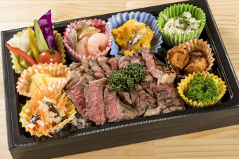 8種彩り惣菜と牛ステーキ丼弁当