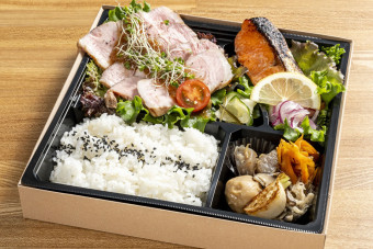 下仁田ポークのローストポークと銀鮭の塩麹焼弁当