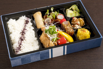 赤城鶏の油淋鶏と麦豚の黒酢酢豚弁当