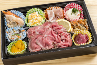 なっぱ畑 8種彩り惣菜と自家製ローストビーフ丼弁当