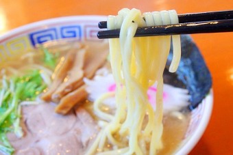 モチモチ感が特徴の中太麺