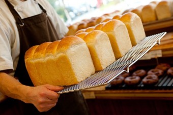 焼立てが店頭に並びます