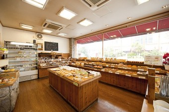 アルファルファ天川原町店の店内