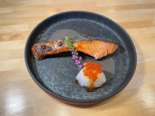 銀鮭の塩焼き　こぼれいくらとおろし添え　￥980
