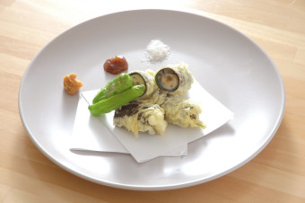 牡蠣と大葉の海苔巻き天ぷら　￥880