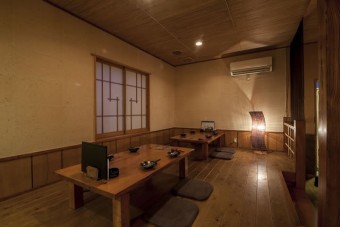 カウンター横のお座敷席
