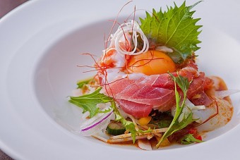 温泉卵とマグロのピリ辛ユッケ