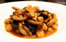 ひよこ豆とほうれん草とキノコの煮込み