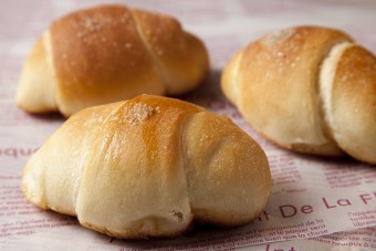 人気の塩パンはフランスパン生地の中にバターがたっぷり♡