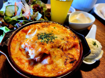 国産若鶏もも肉料理（トマトクリーム煮チーズ焼き）